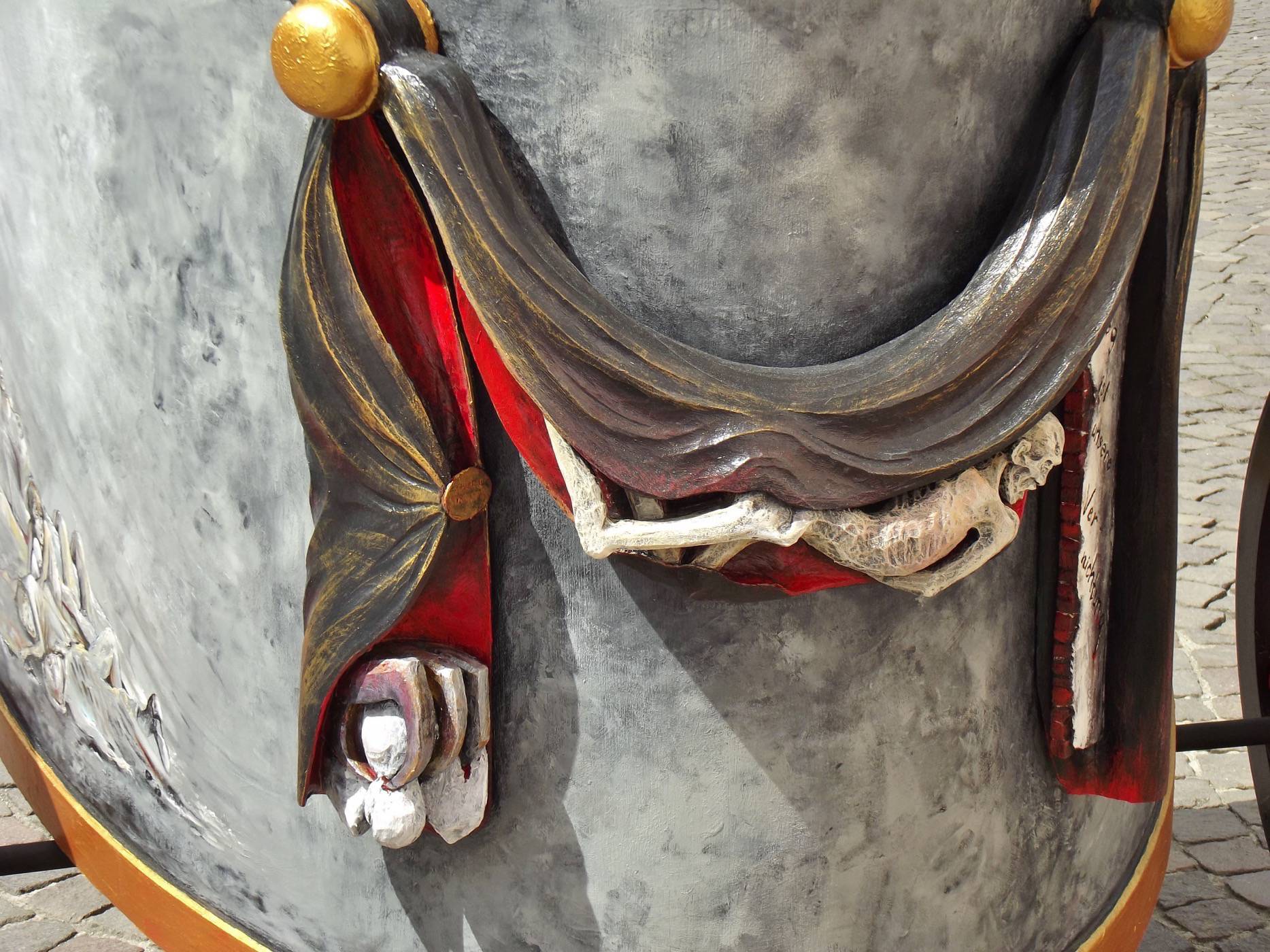 NS-Opfer in der Fane der Bundesrepublik eingewickelt (Römischer Streitwagen)